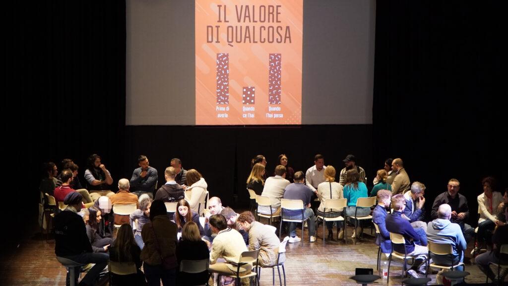 Studenti MBA del Politecnico di Milano in incontro con operatori bee.4 nel carcere di Bollate durante una sessione di confronto